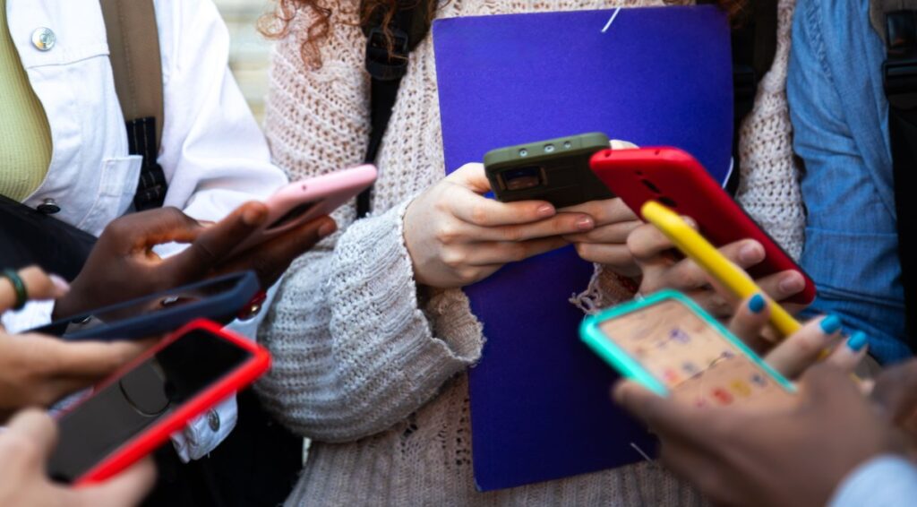 Nove em cada dez brasileiros acreditam que as redes sociais não protegem jovens e crianças